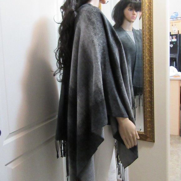 New Reversible Cape Beautiful with Bottom fringe - Picture 3 of 10
